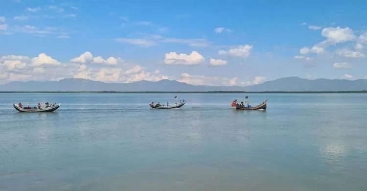 পাঁচ ট্রলারসহ ৩০ বাংলাদেশি জেলেকে ধরে নিয়ে গেল আরাকান আর্মি