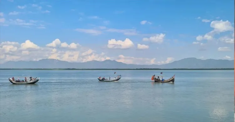 সেন্টমার্টিন উপকূল থেকে ৫ ট্রলারসহ ৩০ জেলেকে ধরে নিল আরাকান আর্মি