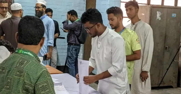 জাকসু নির্বাচনে নজরুল হলে ব্যালট পেপারে ভুলের অভিযোগ