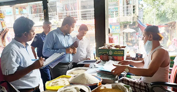 ফেনীর দাগনভূঞায় ১শ কেজি পলিথিন জব্দ, ৩ ব্যবসায়ীকে জরিমানা