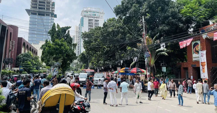 তিতুমীর কলেজ শিক্ষার্থীদের সড়ক অবরোধে যান চলাচল ব্যাহত