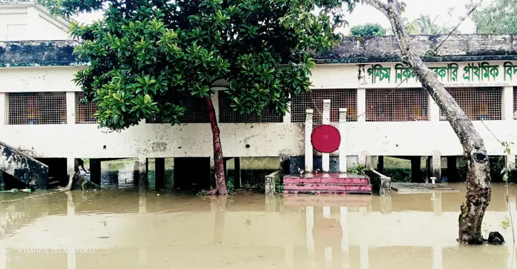 জলাবদ্ধতায় চরম ভোগান্তিতে শিক্ষক-শিক্ষার্থীরা