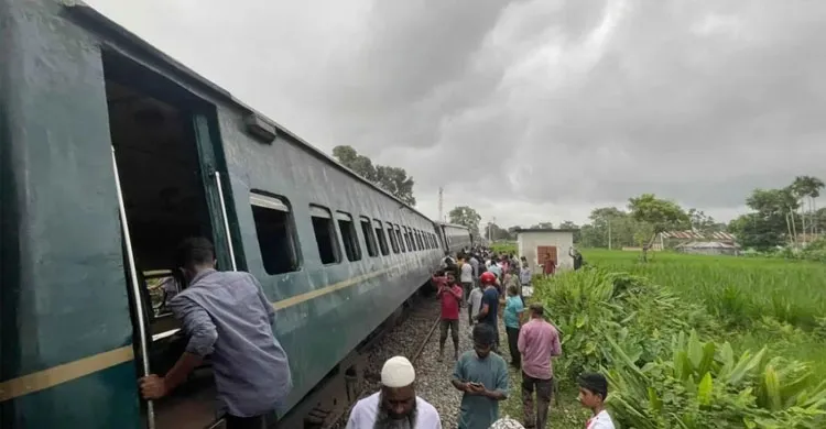 রংপুরে ট্রেনের ৬ বগি লাইনচ্যুত, সারাদেশের সঙ্গে যোগাযোগ বন্ধ