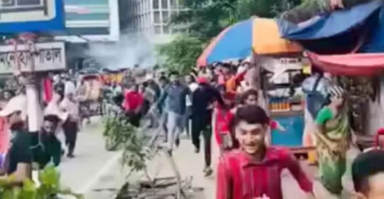 ঢাকায় ককটেল বিস্ফোরণ, আ.লীগের ঝটিকা মিছিল থেকে ৬ জন আটক