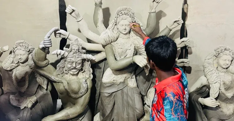 শেরপুরে দুর্গোৎসবের প্রস্তুতি, ব্যস্ত সময় পার করছেন প্রতিমা শিল্পীরা