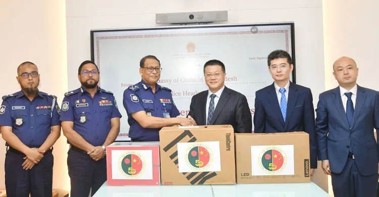 বাংলাদেশ পুলিশকে চীন দূতাবাসের কম্পিউটার উপহার