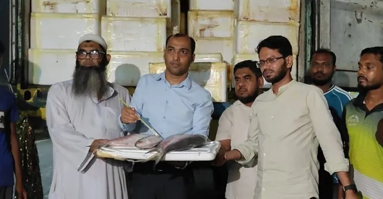 দুর্গাপূজা উপলক্ষে ভারতে গেল সাড়ে ৩৭ টন ইলিশ