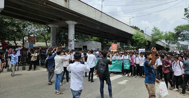 সাতরাস্তা অবরোধে স্থবির রাজধানীর যান চলাচল