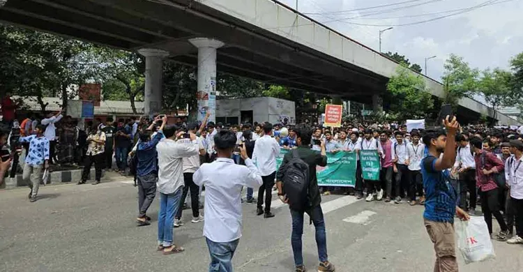 শিক্ষার্থীদের সড়ক অবরোধ প্রত্যাহার, মোড়ে অবস্থান কর্মসূচি অব্যাহত