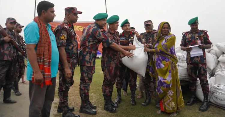 কুষ্টিয়ার উদয়পুরে পদ্মা নদীর ভাঙনে ক্ষতিগ্রস্ত মানুষের পাশে বিজিবি