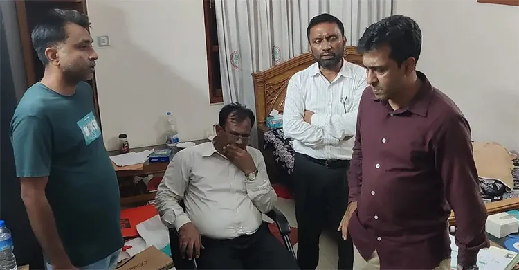 ১৭ বিয়ে করা সেই বন কর্মকর্তা পালানোর সময় মালামালসহ আটক