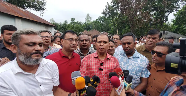 বগুড়ার সাবগ্রামে আগুনে পুড়ে নিঃস্ব তিনটি পরিবারকে আর্থিক সহায়তা দিলেন তারেক রহমান