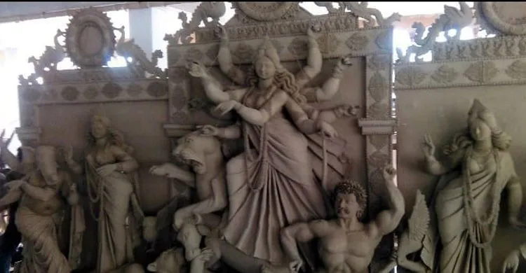 রামগঞ্জের ১৭টি পূজা মণ্ডপে প্রস্তুতি শেষ, শিল্পীদের শেষ মুহূর্তের ব্যস্ততা