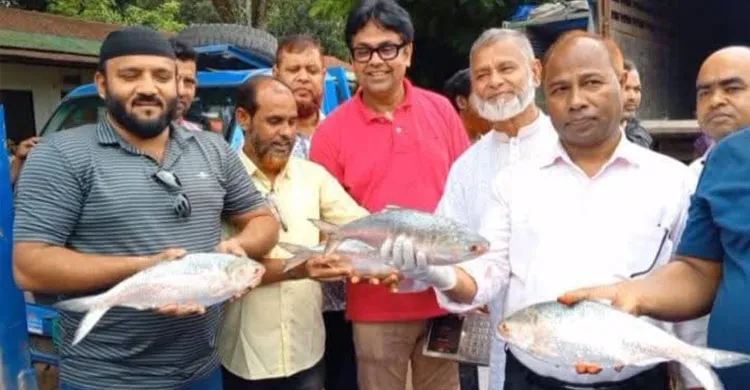 ট্রাক বোঝাই বারোশো কেজি ইলিশ গেল ভারতে