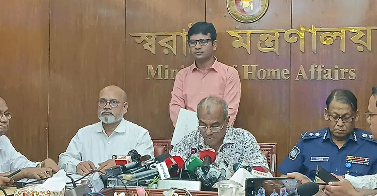 ২৪ সেপ্টেম্বর থেকে পূজা উপলক্ষে মাঠে থাকবে আইনশৃঙ্খলা বাহিনী: স্বরাষ্ট্র উপদেষ্টা