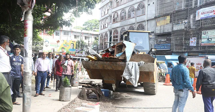 জবি ও বাহাদুর শাহ পার্ক এলাকার অবৈধ স্থাপনা উচ্ছেদ
