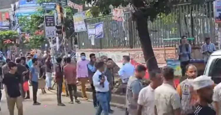 রাজধানীতে ঝটিকা মিছিলের প্রস্তুতির সময় আ.লীগের কয়েকজন আটক, ককটেল উদ্ধার