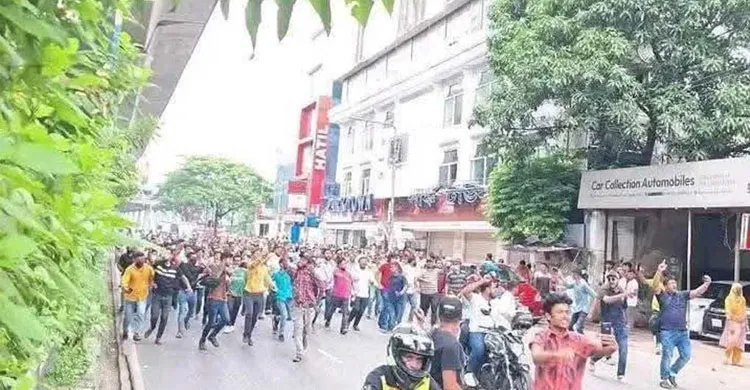 নিষিদ্ধ আওয়ামী লীগের আড়াইশ গ্রেফতার, ১৪ ককটেল, ৭ ব্যানার উদ্ধার