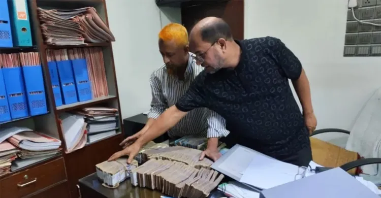 পলাতক সাবেক মন্ত্রী সাইফুজ্জামানের চেকে ১ কোটি ৭৬ লাখ টাকা উত্তোলন