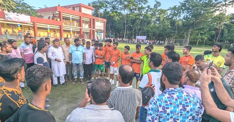 আরাফাত রহমান কোকোর স্মরণে রাজাপুরে ফুটবল টুর্নামেন্টের উদ্বোধন