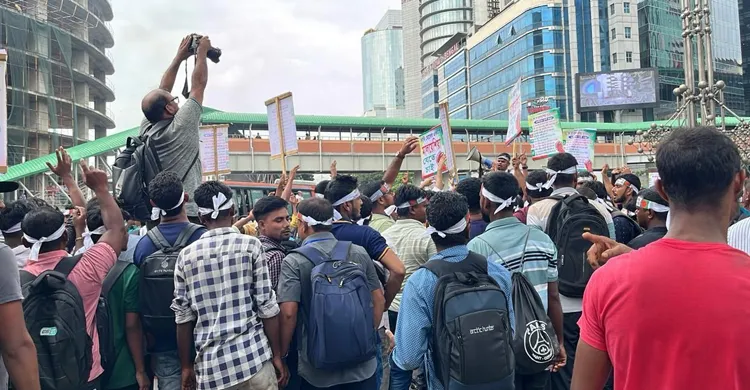 মালয়েশিয়া যেতে না পারা শ্রমিকদের সড়ক অবরোধে, রাজধানীতে ভোগান্তি