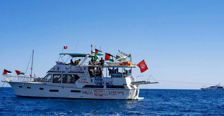 সুমুদ ফ্লোটিলা বহরের দুই জাহাজ ঘিরে ফেলেছে ইসরায়েল