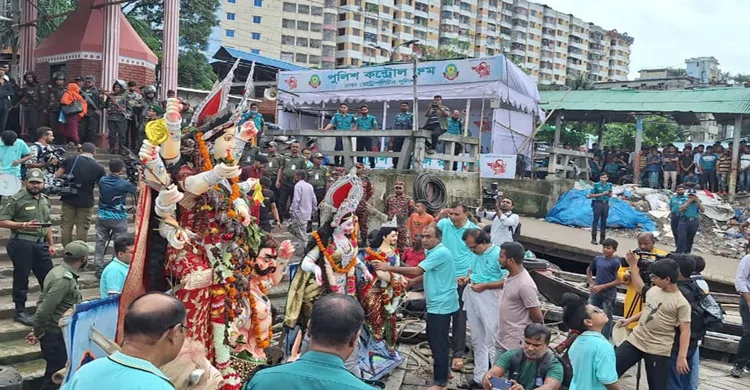 বুড়িগঙ্গায় প্রতিমা বিসর্জন দেখতে ভক্ত ও পুণ্যার্থীদের ঢল