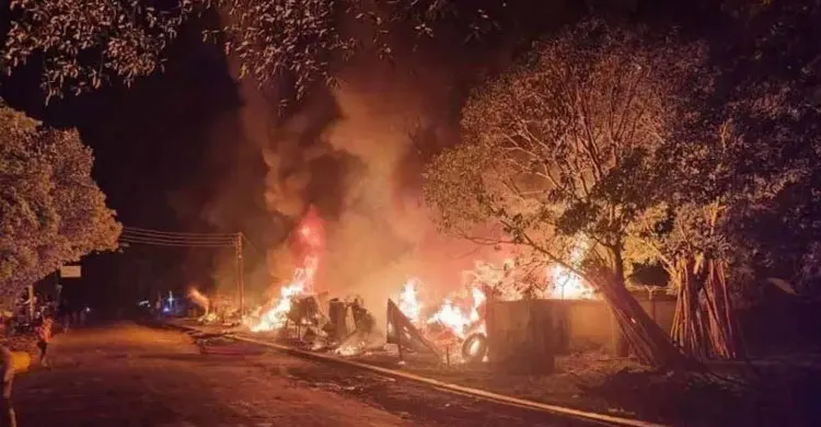 খাগড়াছড়ির গুইমারায় মধ্যরাতে আগুনে পুড়লো ১৩ দোকান, রামসু বাজারে এখনও থমথমে পরিবেশ