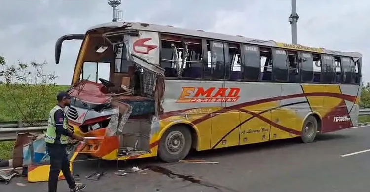 ঢাকা-মাওয়া এক্সপ্রেসওয়েতে নিহত ১, চালকসহ অন্তত ৮ জন যাত্রী আহত