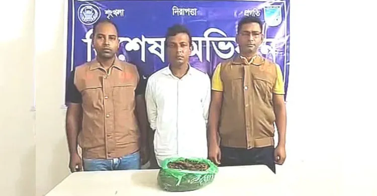 সাভারে এক মাদক ব্যবসায়ীকে গাঁজাসহ আটক করেছে ডিবি পুলিশ