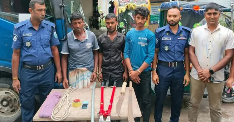 লালমনিরহাটে ডাকাতির প্রস্তুতিকালে তিন ডাকাত গ্রেফতার, উদ্ধার সরঞ্জাম ও যানবাহন