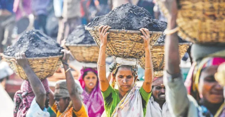 চলতি অর্থবছরে জিডিপি প্রবৃদ্ধি ৪.৮ শতাংশ: দারিদ্র্য বেড়েছে, কর্মসংস্থানেও ধস