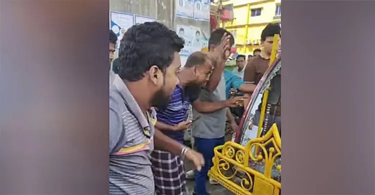 চট্টগ্রামে অটোরিকশা জব্দে বাধা, মবের হামলায় আহত পুলিশ সদস্য