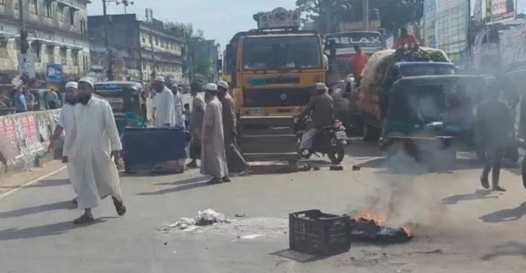 রাউজানে বাসের ধাক্কায় হেফাজত নেতার মৃত্যু, চট্টগ্রামে মহাসড়ক অবরোধ