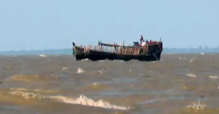 বঙ্গোপসাগরে ৫ দিন ভেসে থাকা ট্রলারসহ ২৬ জেলে উদ্ধার