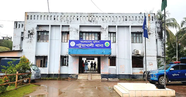 পটুয়াখালীতে দুই পক্ষের সংঘর্ষ, পুলিশের ওপর হামলা, আহত ৭, গ্রেফতার ৩