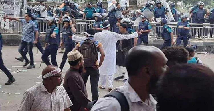 শিক্ষকদের ছত্রভঙ্গ করতে সাউন্ড গ্রেনেড ও লাঠিচার্জ, যান চলাচল স্বাভাবিক