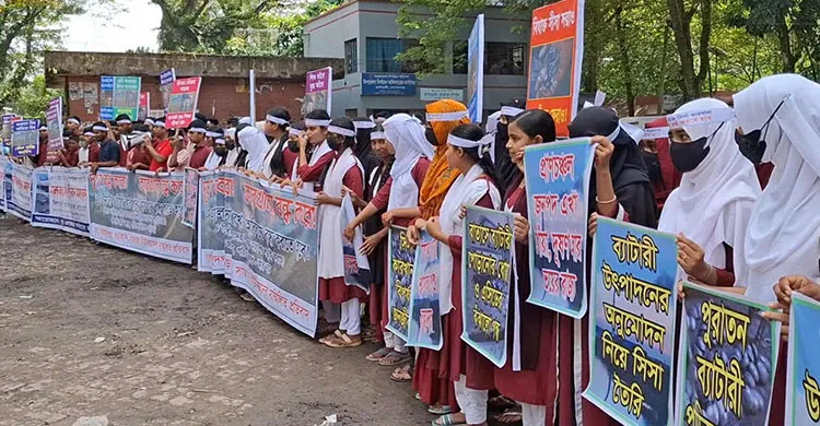 কাশিয়ানীতে স্কুল থেকে ডেকে নিয়ে শিক্ষার্থীদের দিয়ে মানববন্ধন