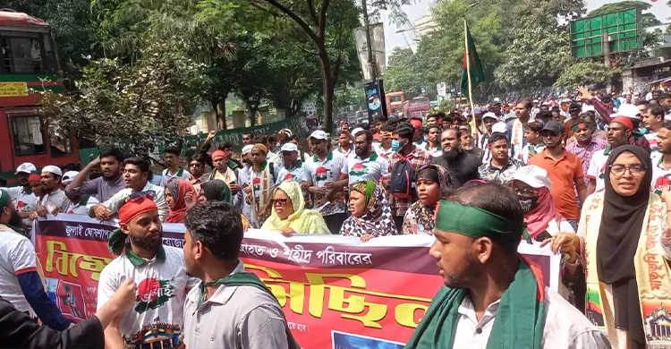 ‘জুলাই শহীদ ও যোদ্ধাদের’ স্বীকৃতি প্রদান, আজীবন ভাতার দাবিতে রাজধানীতে বিক্ষোভ