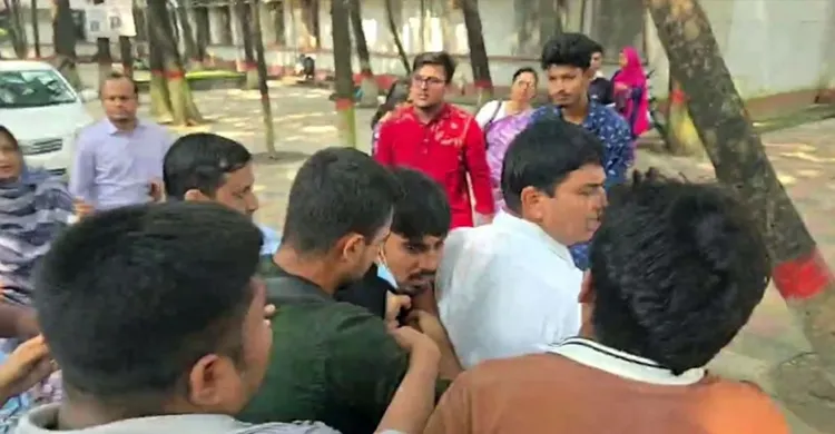 ঢাকা কলেজে শিক্ষক-শিক্ষার্থী ধস্তাধস্তি, আটক ছাত্রকে ছাড়িয়ে নিল সহপাঠীরা