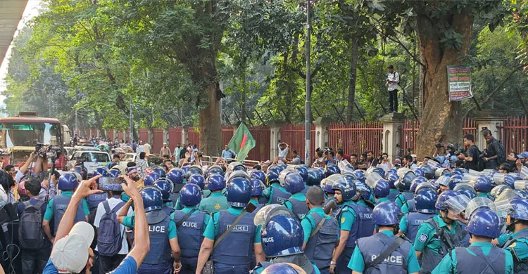 শিক্ষকদের ‘মার্চ টু সচিবালয়’ হাইকোর্টের সামনে পুলিশি ব্যারিকেড
