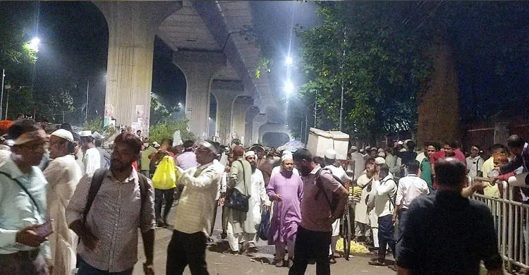 মিছিল নিয়ে শহীদ মিনারে ফিরে গেলেন শিক্ষকরা, রাতে সেখানেই অবস্থান