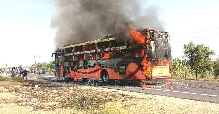 ভারতে চলন্ত বাসে আগুন, পুড়ে নিহত ১৯ যাত্রী