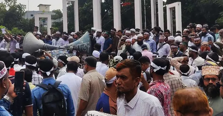 শহীদ মিনারে শিক্ষকদের কর্মবিরতির তৃতীয় দিন, শাহবাগ অবরোধের প্রস্তুতি