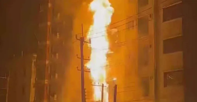 ট্রান্সফরমার বিস্ফোরণে চট্টগ্রামে আবাসিক ভবনে আগুন