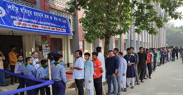 ৩৫ বছর পর রাকসু নির্বাচনের ভোটগ্রহণ চলছে