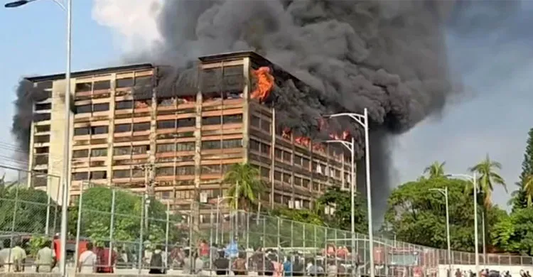 চট্টগ্রাম ইপিজেডে পোশাক কারখানায় আগুন, নিয়ন্ত্রণে ফায়ার সার্ভিসের ১৬ ইউনিট