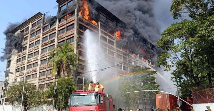 এখনো নিয়ন্ত্রণে আসেনি সিইপিজেডের আগুন, যোগ দিয়েছে সেনা ও নৌবাহিনী