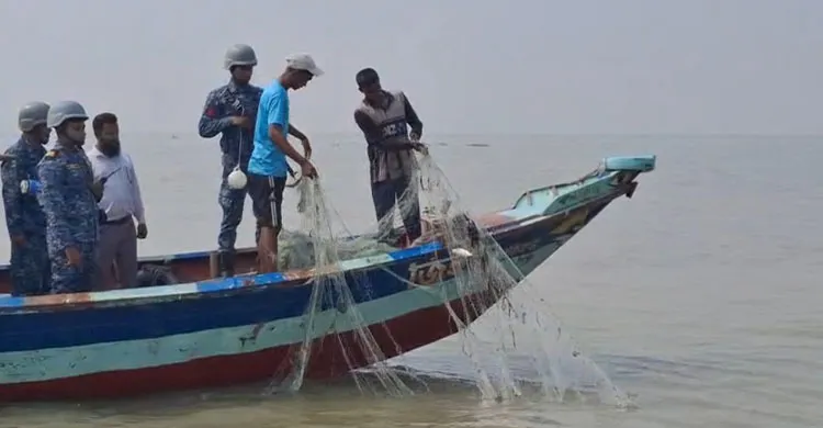 'মা ইলিশ সংরক্ষণ-২০২৫' উপলক্ষে চাঁদপুরে নৌবাহিনীর অভিযান