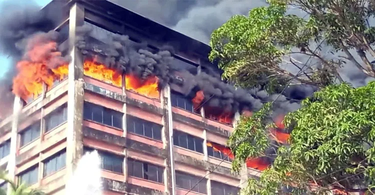 ধোঁয়ায় অন্ধকারাচ্ছন্ন সিইপিজেড, একের পর এক বিস্ফোরণ